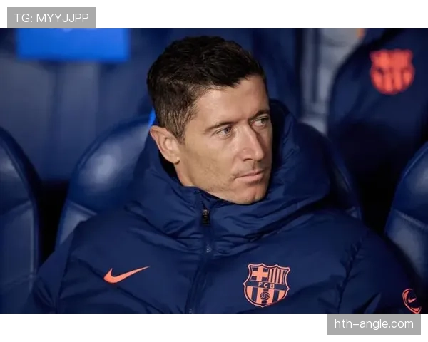 莱万训练完顺手拎走超市半扇牛肉，这自律吃得我酸了