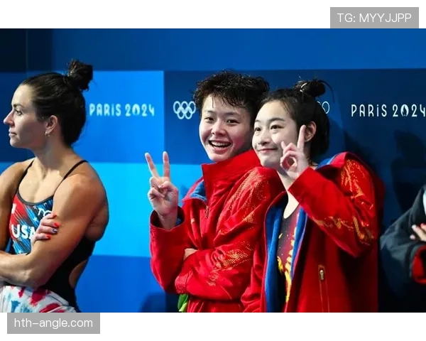 陈艺文这反差也太狠了吧，跳台上像刀锋，视频里笑得像个会刷爆信用卡的闺蜜